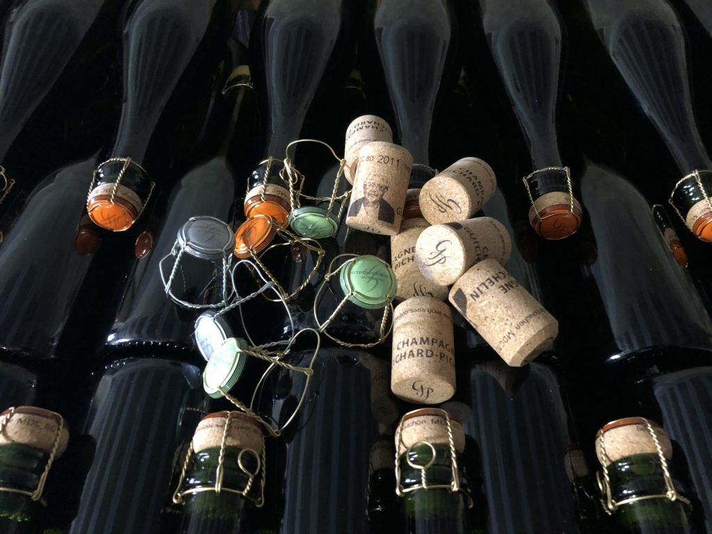 Dégorgement chez Champagne Guichard.